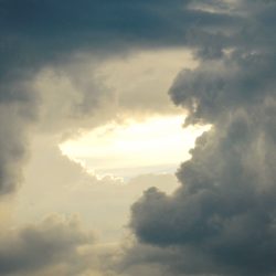 Eine Lücke in Gewitterwolken